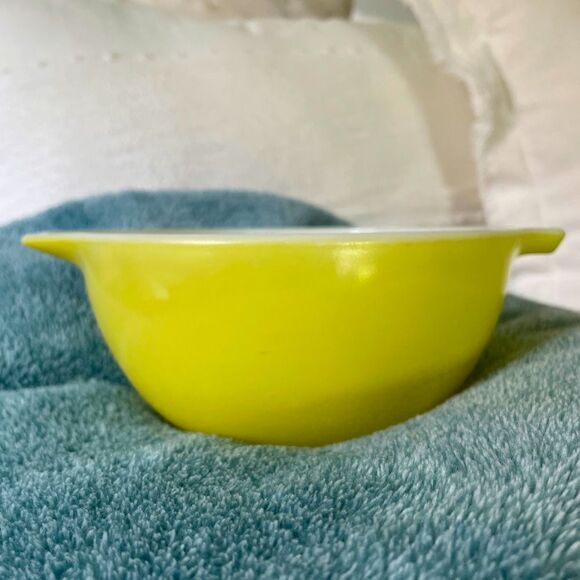 Pyrex Vintage Bright Yellow Mixing Bowl Small Handle & Pour Spout Baking Bowl - Picture 1 of 8